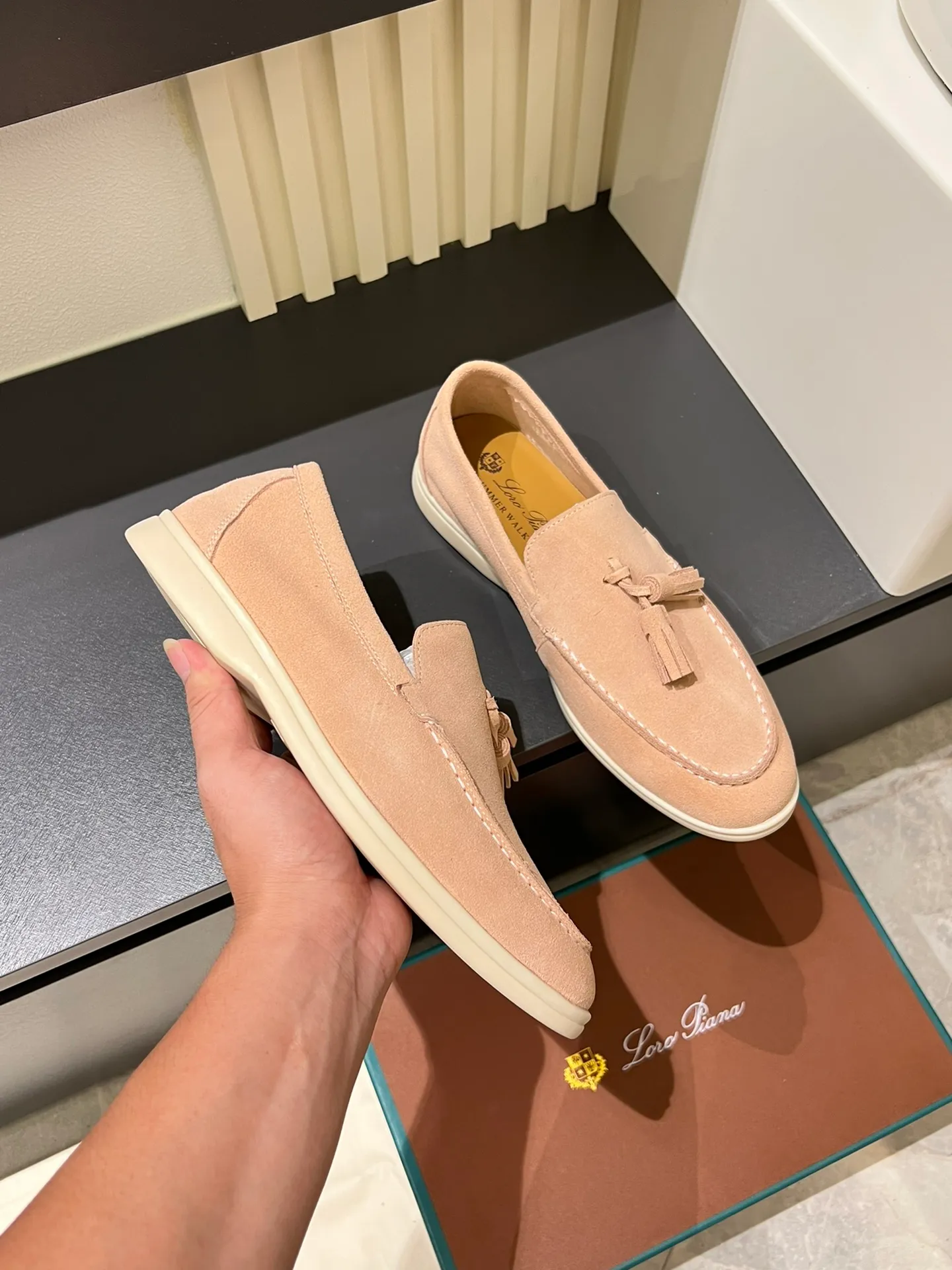 Men's shoes 💰p360 "Loro men's shoes 💰pian'*" Classic L men's shoes for couples 💰p Top version British flat loafers, a must-have item in old money style, the minimalist design is eye-catching and durable, a plus point for dressing The soft foot feel and texture are outstanding. They don’t scratch your feet and are very nice. They are matched with soft and waxy soles. They can be worn daily for a long time without getting tired. They are easy to wear, versatile and classic items, with perfect foot feel and texture! Imported cashmere fabric, the lining is made of imported A-grade water-dyed cow lining, the top version of the genuine leather midsole is sewn with pure handmade mark thread! Size: Female 35-40 (34. Customized) Male 38-44 (45.46. Customized)